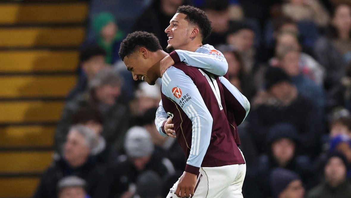    Футболисты «Астон Виллы» празднуют гол Олли Уоткинса в ворота «Челси» 27 декабря. Reuters