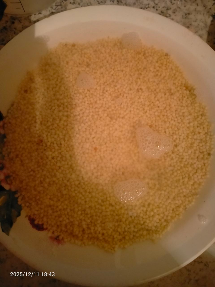 Пшено тщательно промываем и замачиваем в тёплой воде на 10-15 минут