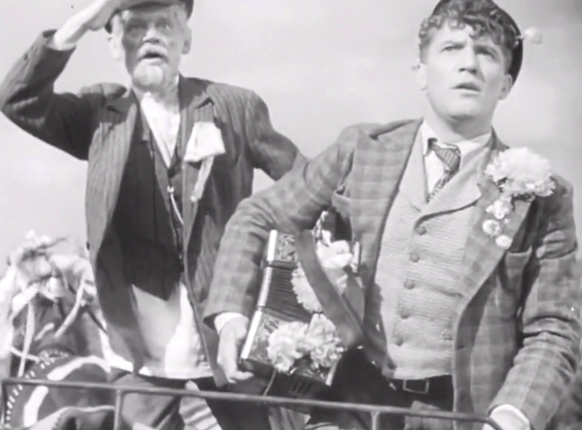 Кадр из кинофильма "Свинарка и пастух", 1941 г., режиссер Иван Пырьев, сценарист Виктор Гусев, композитор Тихон Хренников (скриншот)