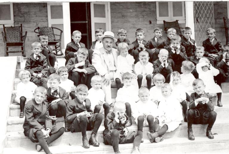 Милтон со своими детьми