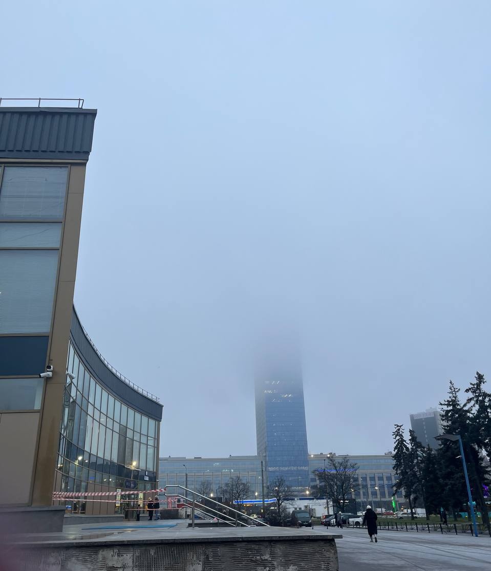 Здание в тумане 