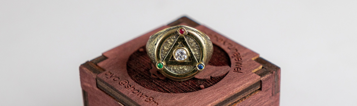 Золотое кольцо с бриллиантом, сапфиром, рубином и изумрудом