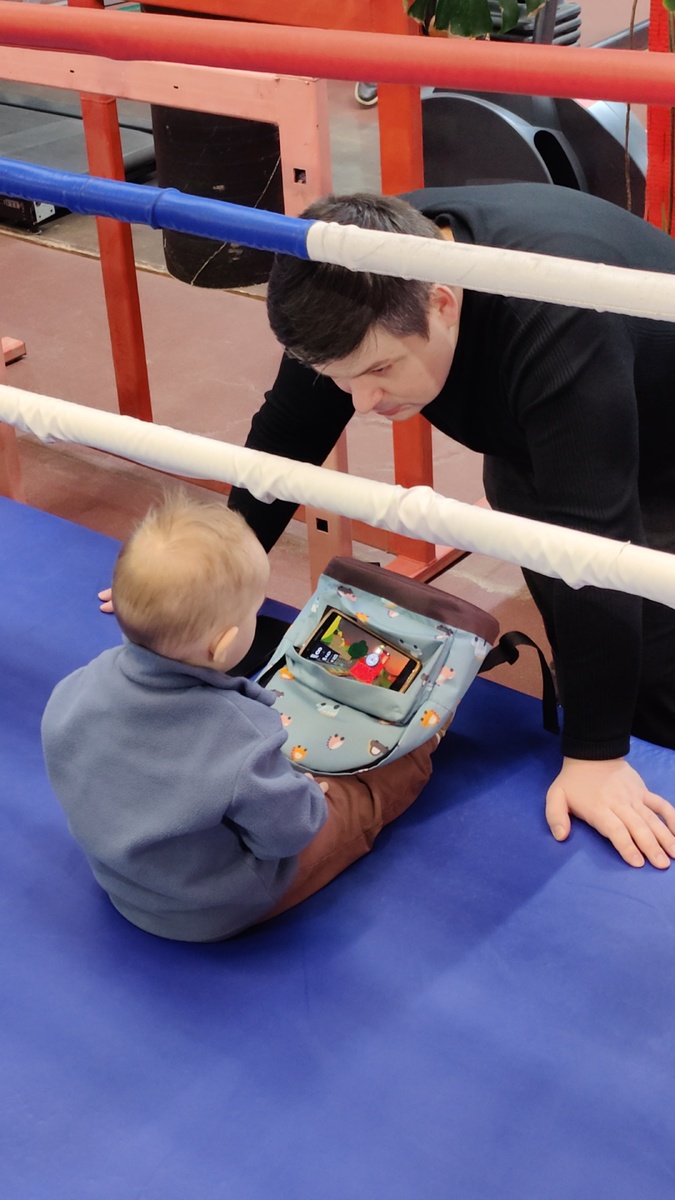 Папа развлекает Тимофея 