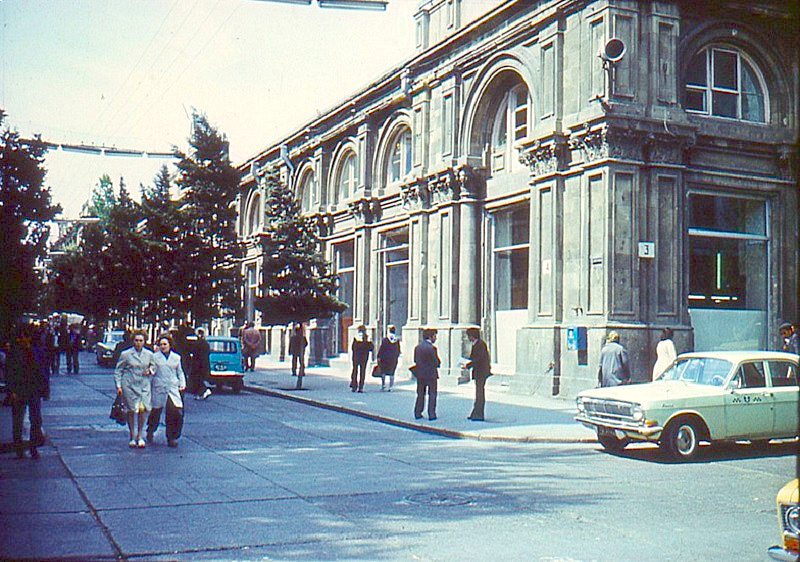 Улица Джапаридзе у выхода из к/т Азербайджан, 1976