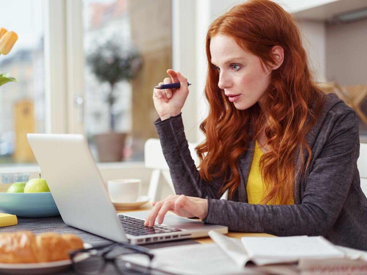    Девушка работает за компьютером | © Fotolia / contrastwerkstatt