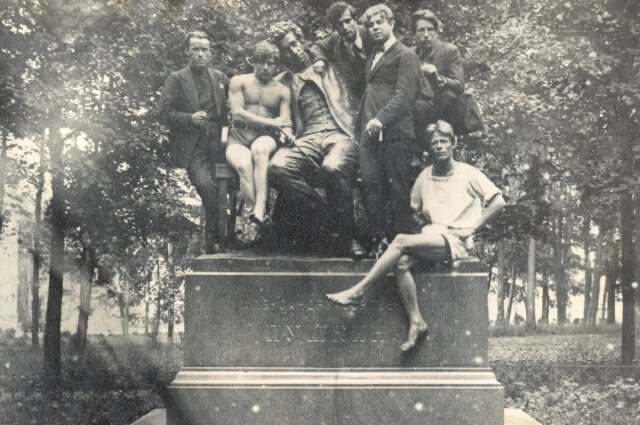    Есенин и его почитатели у памятника Пушкину в Царском Селе. 1924 год. Фото: Л.М. Богорад, Г.Я. Колядко.