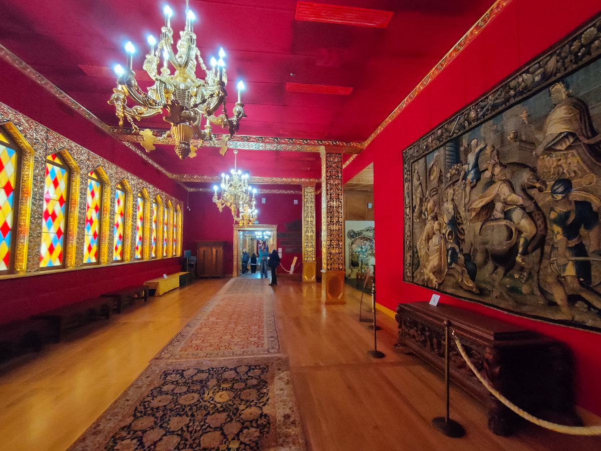 Сени перед столовой палатой. На стене - шпалера.