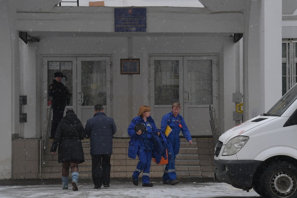    Машина не смогла подъехать к дому из-за снежных заносов. Михаил ФРОЛОВ