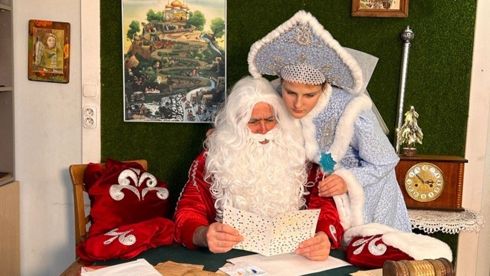    Новый год у миллиардера, в казино и в детском саду: сколько зарабатывает современный Дед Мороз. Фото из семейного архива.