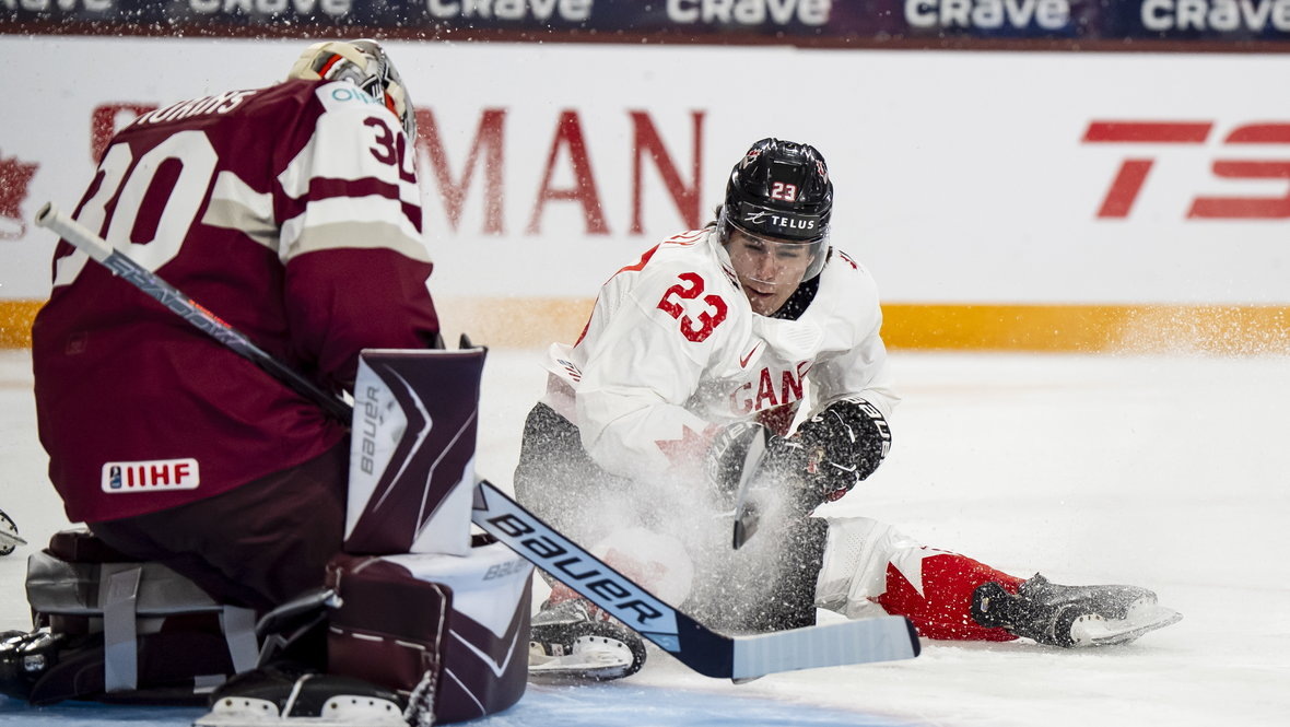    Нападающий сборной Канады Сэм О`Райлли атакует ворота сборной Латвии. Global Look Press