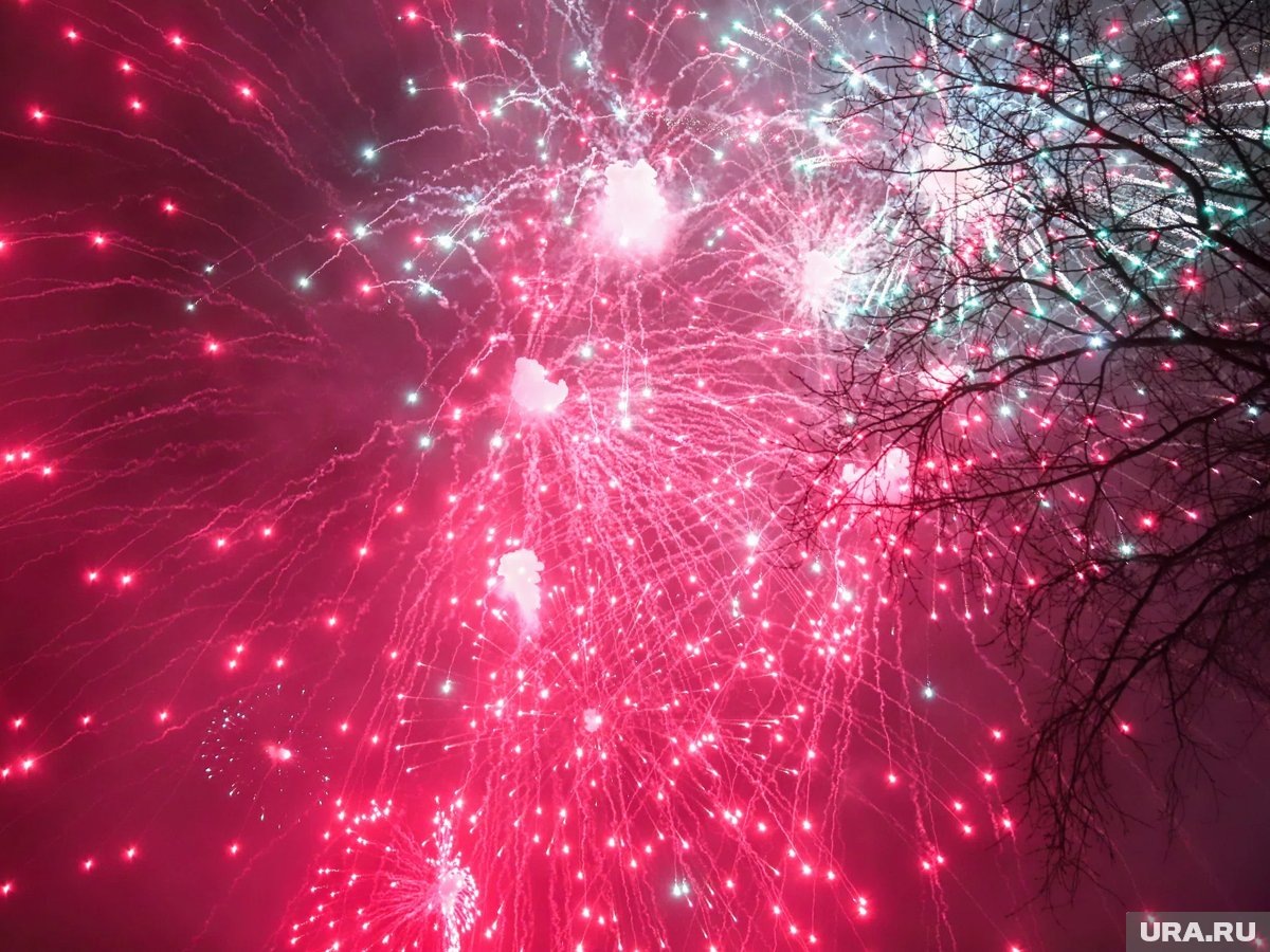     В Салехарде выбрали пять мест, где можно безопасно запускать фейерверки на праздники