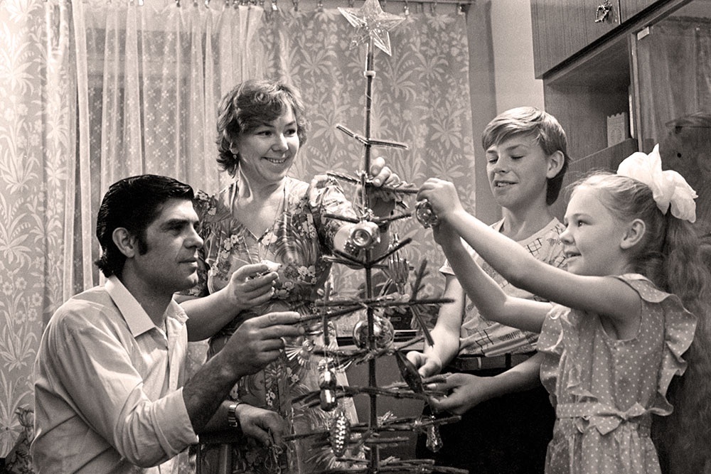    Новый год - прежде всего праздник теплых семейных традиций, когда все наконец собираются вместе. / Борис Клипиницер / Фотохроника ТАСС