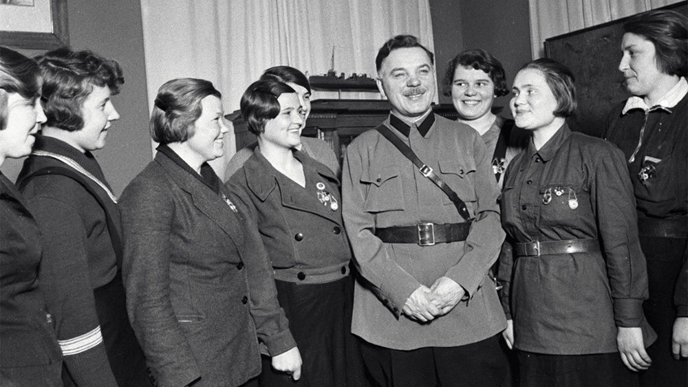 Нарком обороны СССР К. Е. Ворошилов встречается с комсомолками, награждёнными почётным знаком «Ворошиловский стрелок». 1 ноября 1935 года