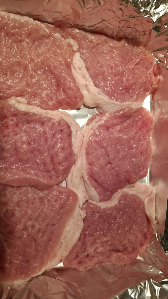 Свинину хорошо отбить, выложить в форму для запекания. Фото автора канала