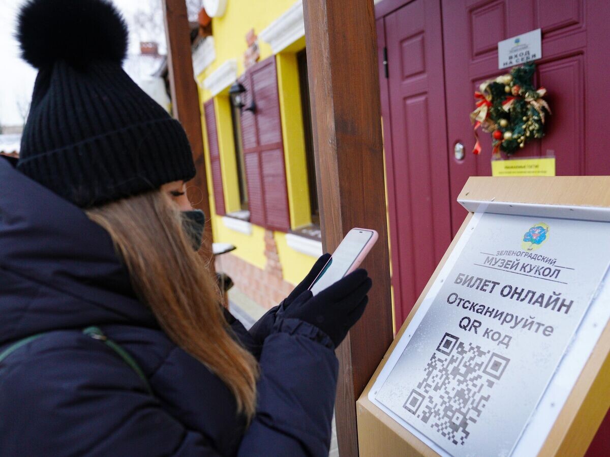    Девушка сканирует QR-код при входе в Зеленоградский музей кукол | © РИА Новости / Михаил Голенков