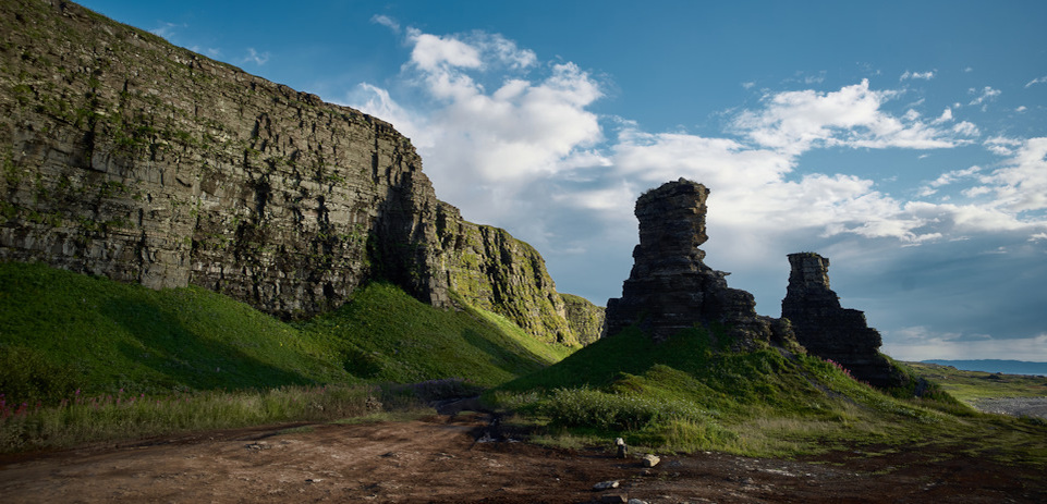 Скалы-останцы «Два брата» на побережье Баренцева моря в Мурманской области. Это природный памятник, расположенный на мысе Земляной полуострова Средний.