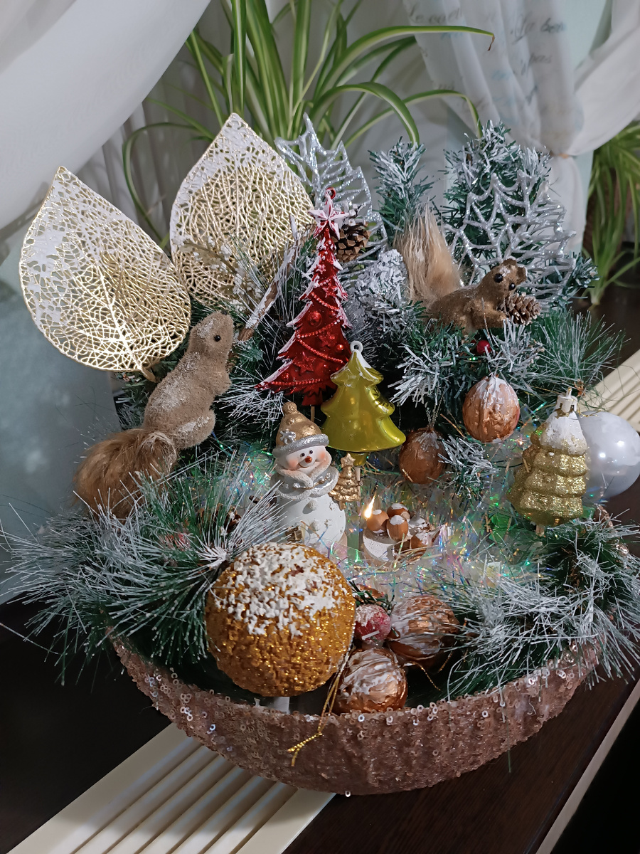 Для иллюстрации статьи возьму фото новогодних композиций из кафе