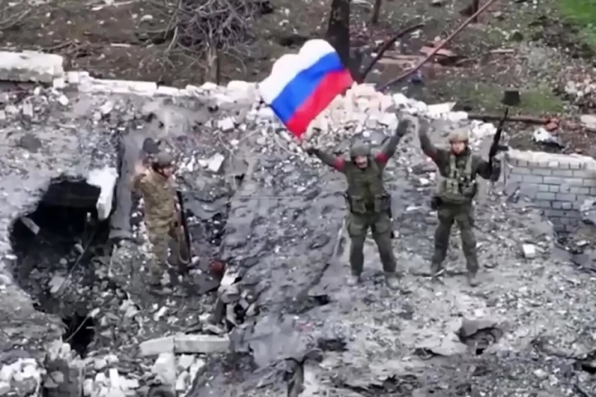    Военнослужащие ВС РФ на одной из улиц в освобожденном Северске.