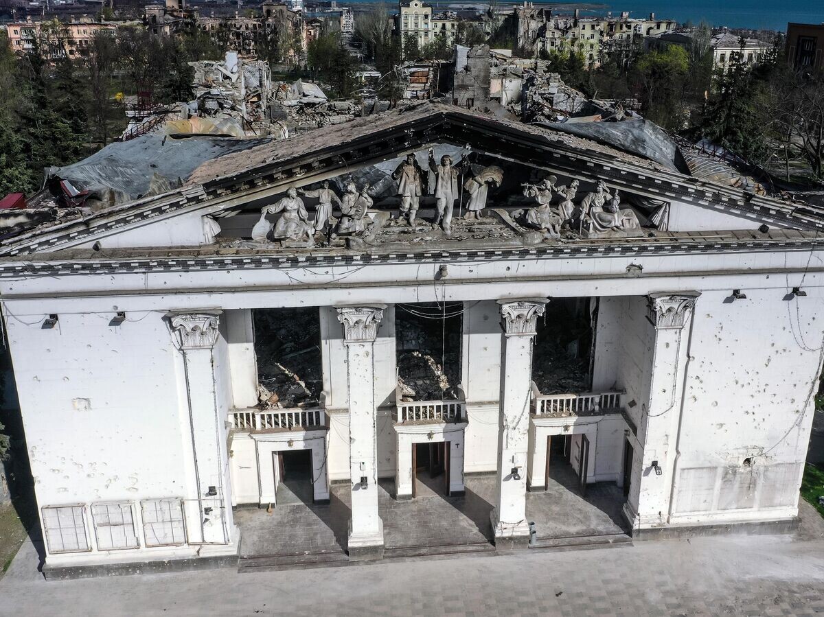    Разрушенное здание Донецкого академического областного драматического театра в Мариуполе | © РИА Новости / Алексей Куденко