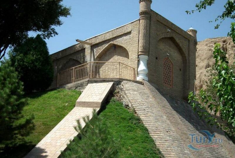 Могила, которая растёт: загадка мавзолея Ходжа Данияра в Самарканде