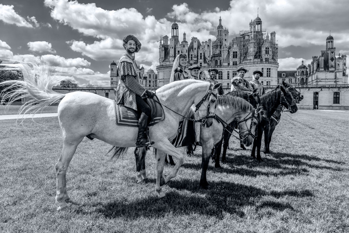 Наш поведенческий арсенал включает множество тактик — от демонстрации статуса (машина, должность) до поиска эмоционального комфорта, которые имеют глубокие эволюционные корни