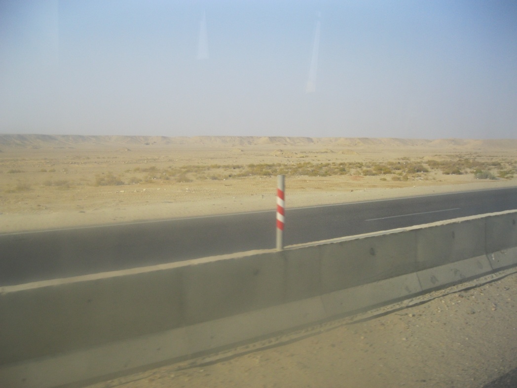 Дорога в пустыне - и ничего вокруг