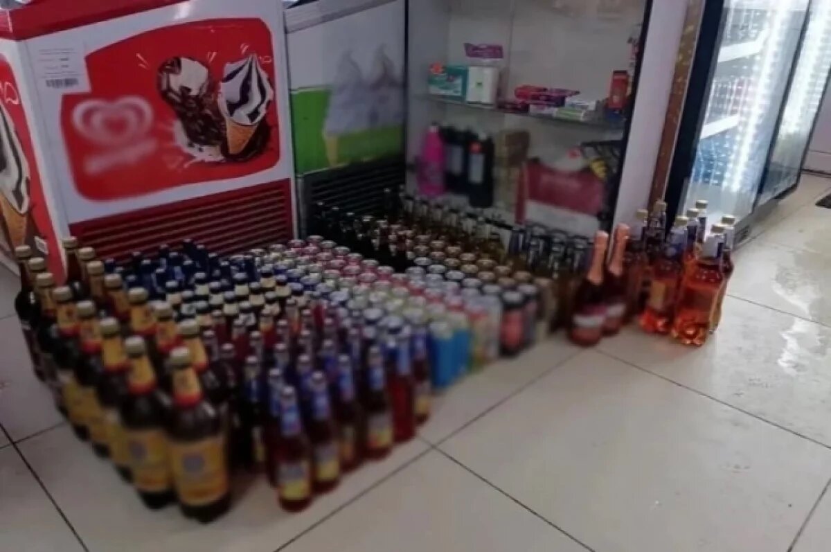    Более 100 литров незаконного спиртного изъяли из магазина Томска