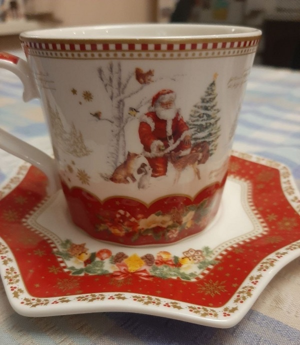 Я так замоталась, что любимый муж неделю назад спросил меня -  а почему ты не пьешь из любимых новогодних кружек? Это же традиция декабря! Достал их мне, и вот, новогоднее настроение начинает появляться!... Фото автора