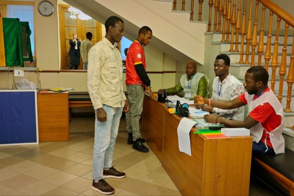    Голосование проводит избирательная комиссия, сформированная из граждан Гвинейской Республики. Фото: Свердловский избирком