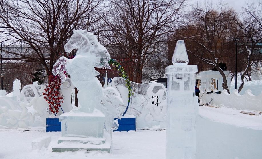 Ледяной городок на Михайловской набережной Новосибирска: символ 2026 года и арт-объекты.
Фото: А. Дигаев 