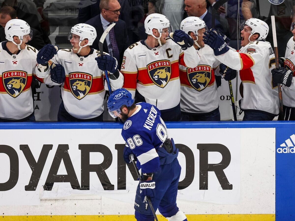    Хоккеист "Тампа-Бэй Лайтнинг" Никита Кучеров на фоне игроков "Флориды Пантерз" | © Фото : twitter.com/flapanthers