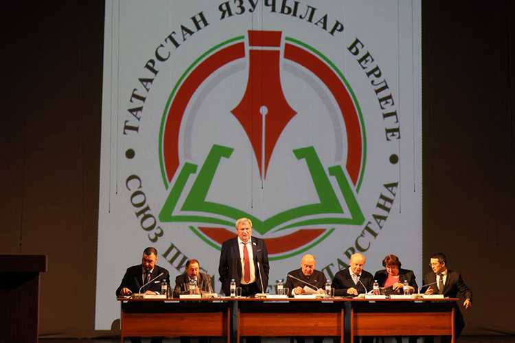    2025 год стал по-своему историческим для республиканского литературного сообщества. Действительно, на внеочередном съезде союза писателей РТ в октябре было принято решение о вхождении в федеральный союз писателей.   
Фото: «БИЗНЕС Online»