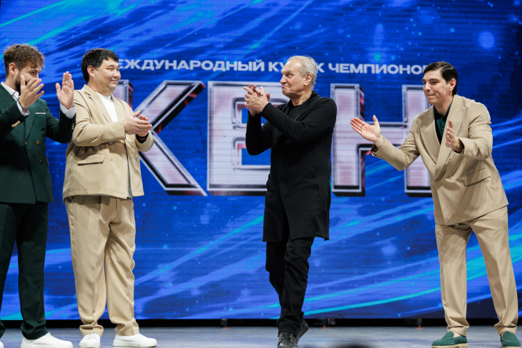    «КВН — это когда две или больше команд встречаются на сцене (или где угодно) и стараются друг друга перешутить. Как только появляется нечто, соответствующее такому формату, — это КВН».   
Фото: «БИЗНЕС Online»