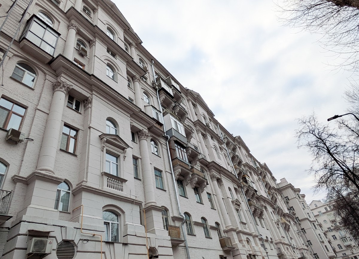 Дом № 26 на Кутузовском проспекте, в котором жил  Леонид Ильич Брежнев. 