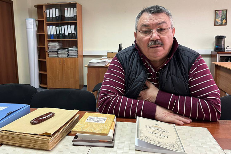    Фарит Уразаев: «Мурат Рамзи — это ученый, который перевел Коран на татарский язык и издал двухтомную историю татар „Тальфик аль-ахбар ва талькых аль-асар фи вакаиг Казан ва Булгар ва мулюк ат-татар“ („Нанизывание вестей и оживление преданий о событиях, произошедших в Казани и Булгаре, а также о татарских царях“)».   
Фото: Альфред Мухаметрахимов