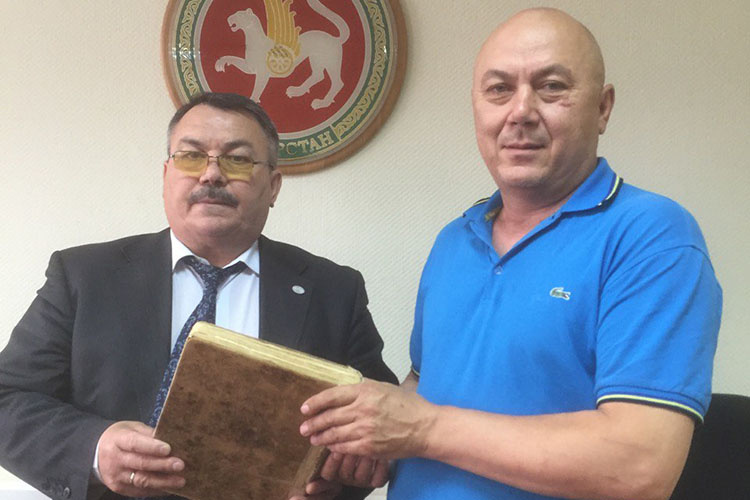    Потомок Мурата Рамзи передал Фариту Уразаеву его Коран.   
Фото предоставлено Фаритом Уразаевым