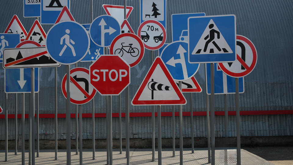     В России появятся новые дорожные знаки с 1 января ИЗВЕСТИЯ/Алексей Майшев