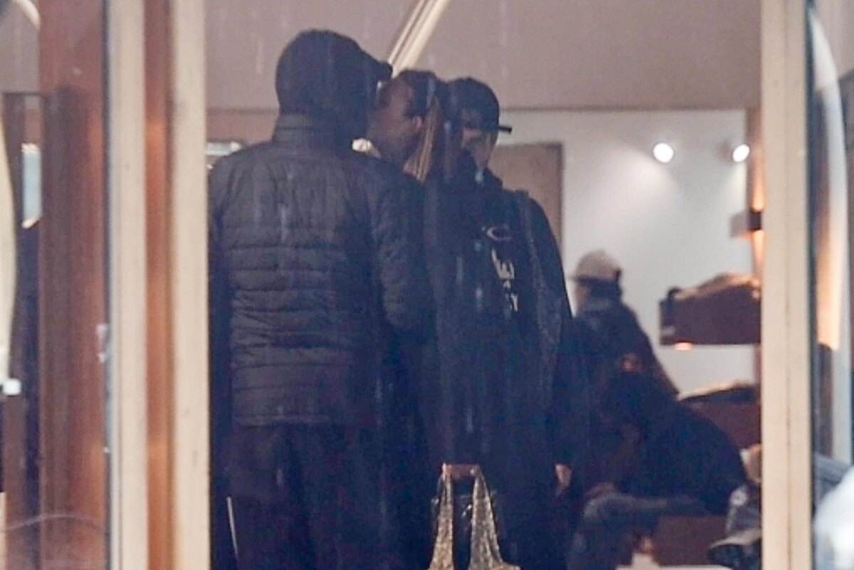    Источник: SPOT / GAMR / BACKGRID | В пятницу Леонардо Ди Каприо и Виттория Черетти были замечены целующимися во время шопинга на Мелроуз Плейс.