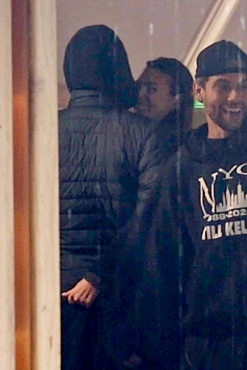    Источник: SPOT / GAMR / BACKGRID | Они наслаждались проявлениями нежности на публике под дождем в Лос-Анджелесе.