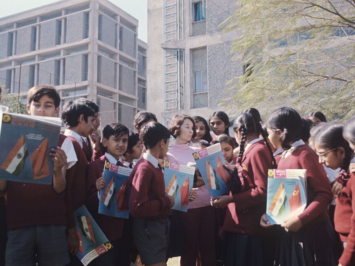    Индийские школьники знакомятся с номером журнала "Совьет Лэнд" - изданием Агентства печати "Новости | © РИА Новости / Юрий Абрамочкин