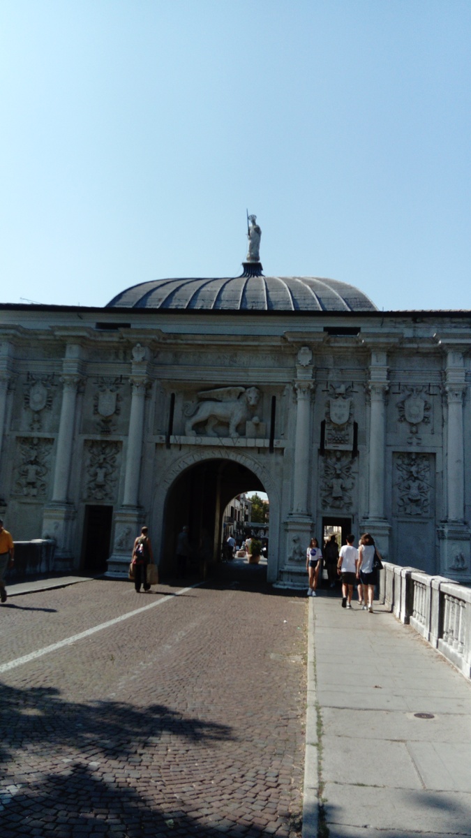 Арка, открывающая вход в историческую часть Тревизо