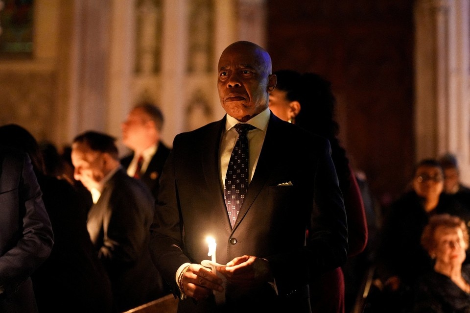    Мэр Адамс призвал жителей заснеженного Нью-Йорка сидеть дома и делать детей REUTERS