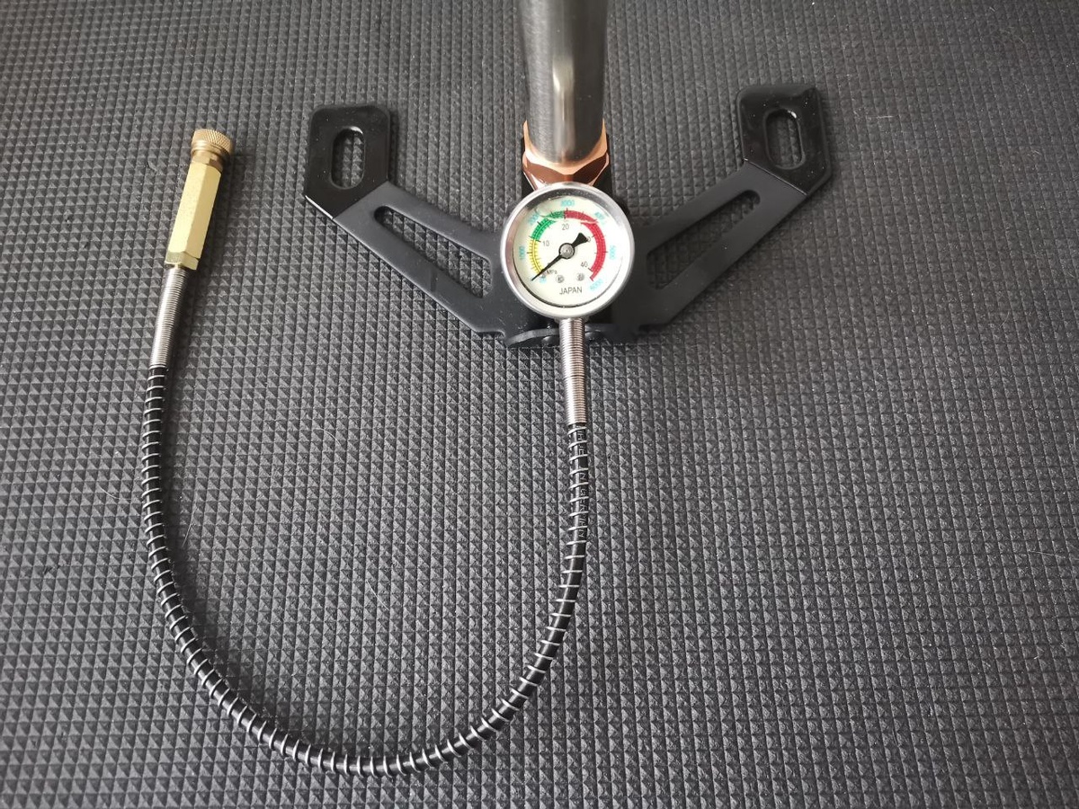 Насос имеет складные опорные лапы и манометр