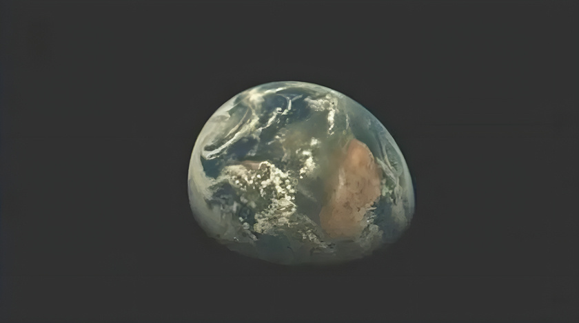 Земля, сфотографированная с расстояния 35 000 км беспилотником X-37B.