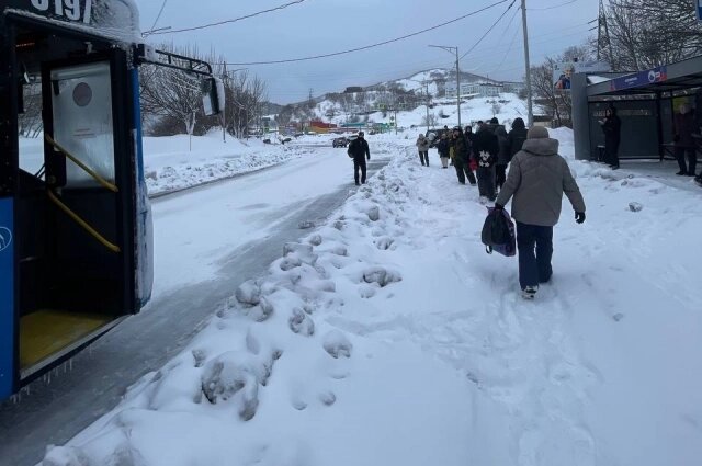    Часами ждут автобус на остановках. Фото: АиФ