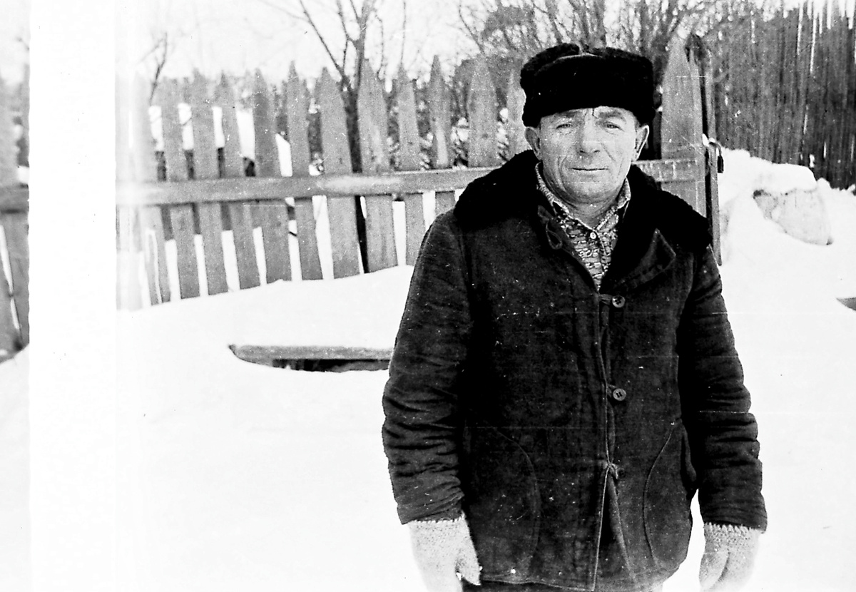 Мой отец готовится к расчистке снега около деревенского дома. Фото из личного архива автора.