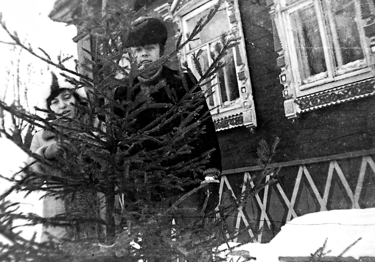 Новогодняя ёлка доставлена - теперь можно с ней и пофоткаться! Здесь мои младшие брат и сестра. Фото из личного архива автора.