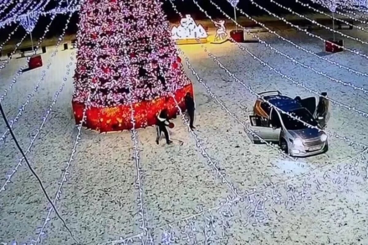    В Приморье на игравших «в футбол» шарами с городской ёлки завели дело