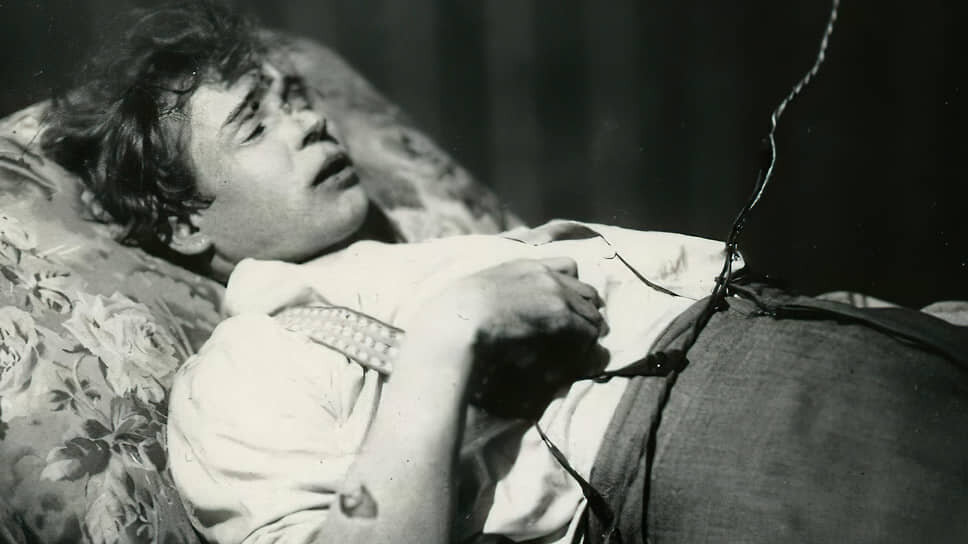 Поэт Сергей Есенин в гостинице «Англетер» через пять часов после смерти.📷Фото: Wikipedia / неизвестный автор