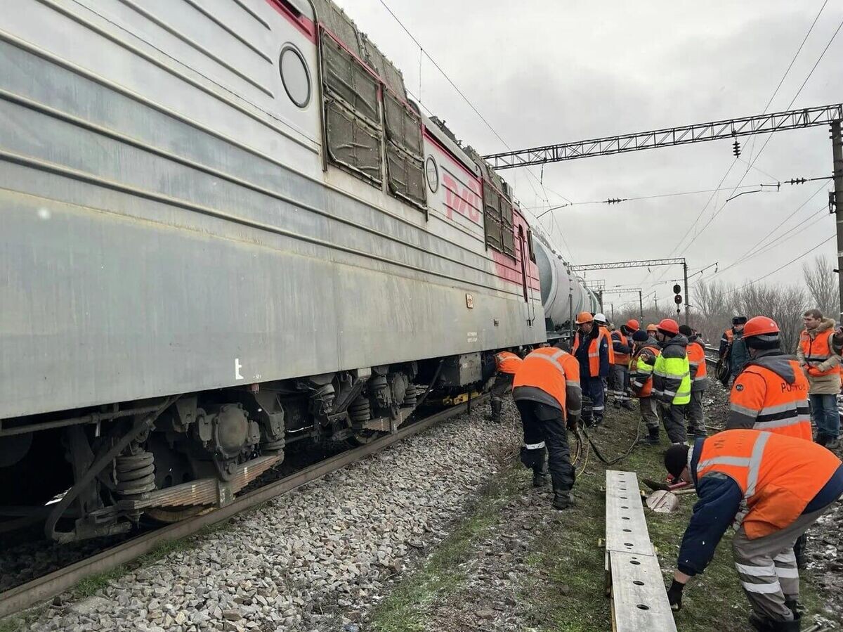    Ликвидация последствий схода колесных пар локомотива грузового поезда в Ростове-на-Дону | © Фото : Южная транспортная прокуратура